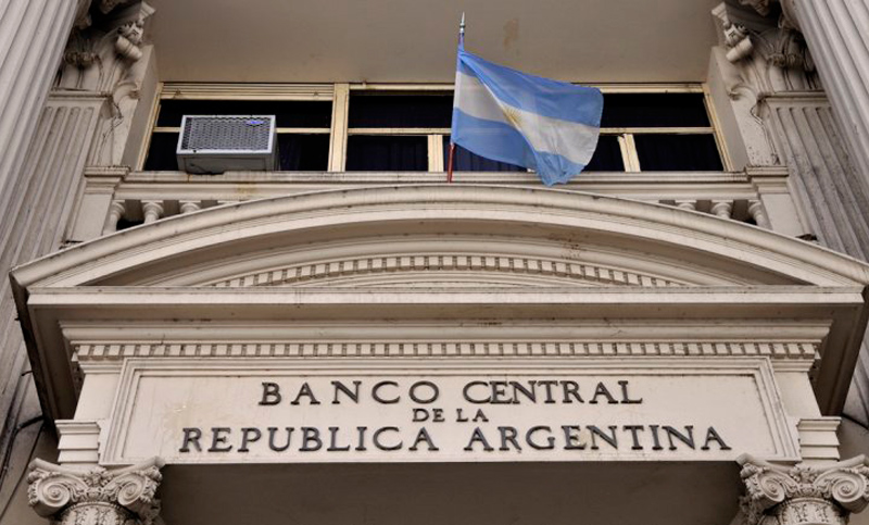 El Banco Central volvió a recortar la tasa y fijó el límite inferior en 52%