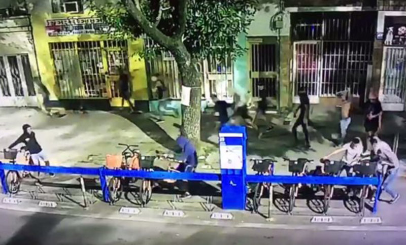 Un grupo de jóvenes atacó una estación de bicicletas públicas 