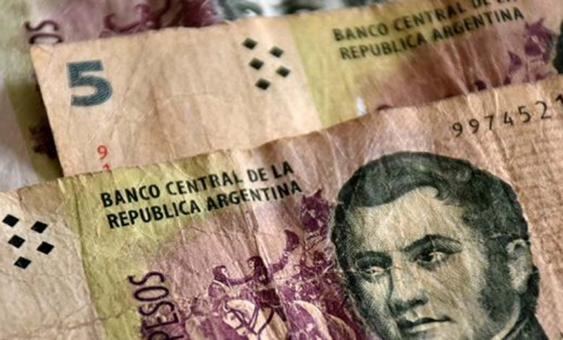 Extienden por un mes la circulación de los billetes de $5