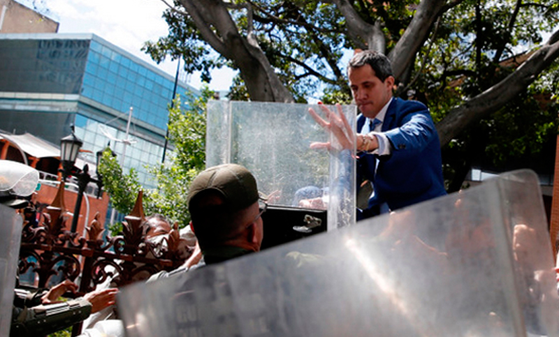 Guaidó logró ingresar al hemiciclo y presidió la Asamblea Nacional