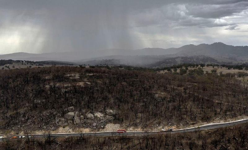 Las lluvias traen algo de alivio a las castigadas tierras australianas