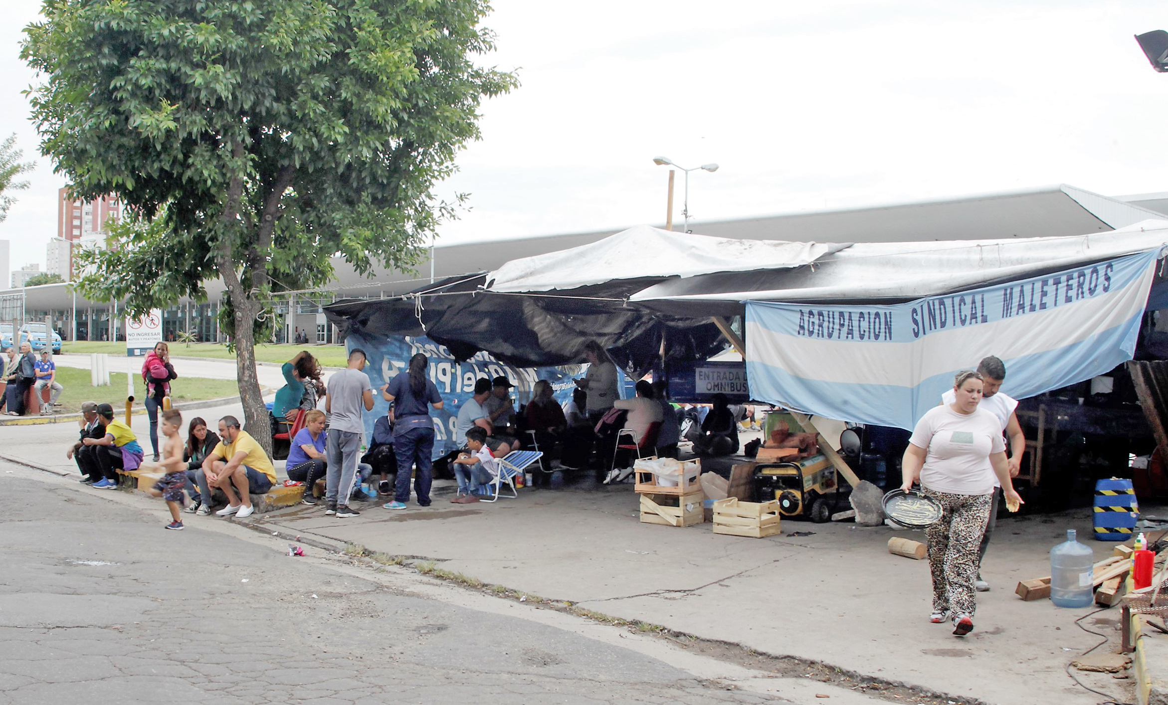 Maleteros marplatenses bloquean la estación por el blanqueo de 30 trabajadores