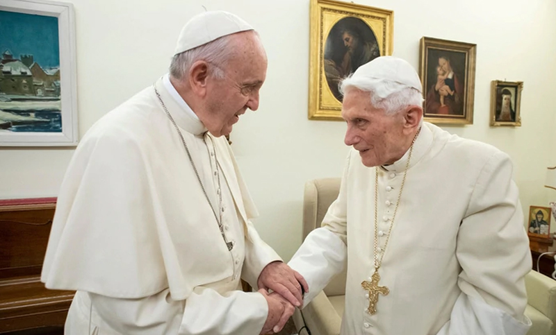 Benedicto XVI cruza a Francisco y advierte su oposición a la ordenación de hombres casados