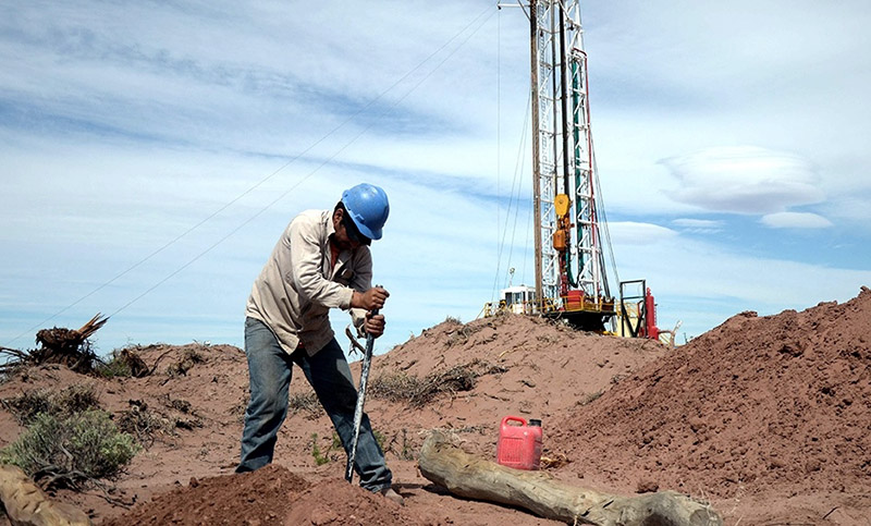 Petroleros realizan asambleas por paritarias y suspensiones en Vaca Muerta 