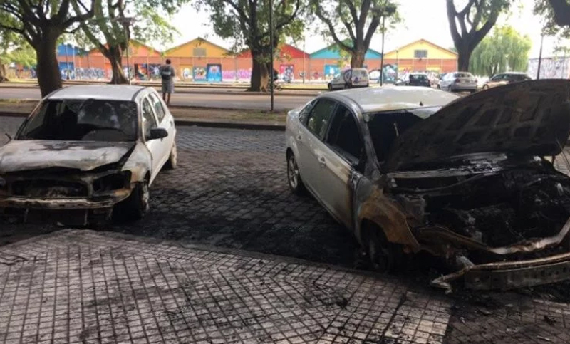 Incendiaron dos autos y dejaron amenazas