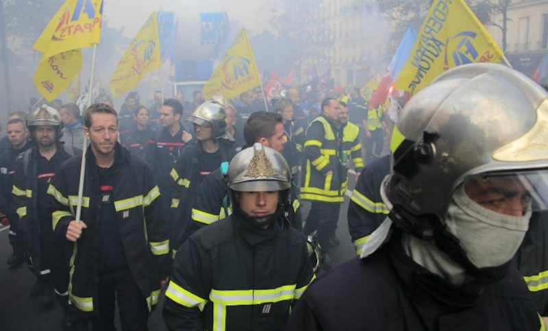Una manifestación de bomberos se enfrenta a la policía en París
