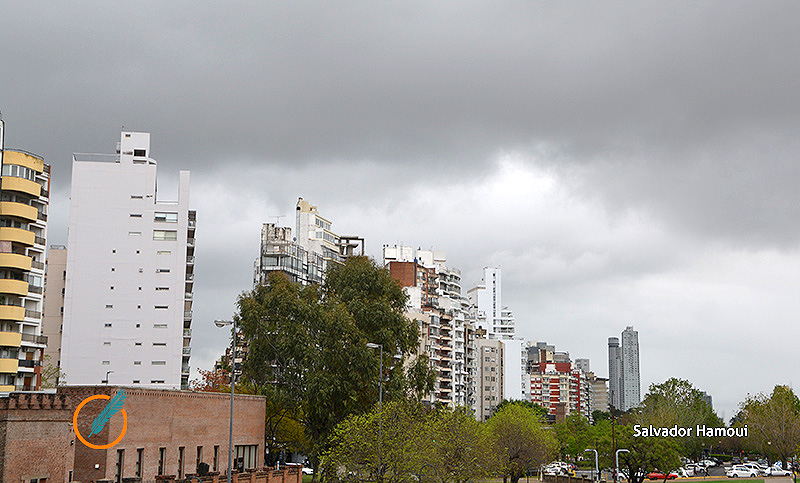 ¿Llueve o no? “En algún momento” del lunes caería “abundante” agua en Rosario