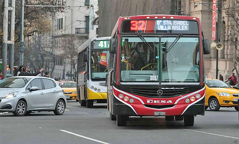 Todas las líneas de transporte urbano de Córdoba están paralizadas por reclamo salarial