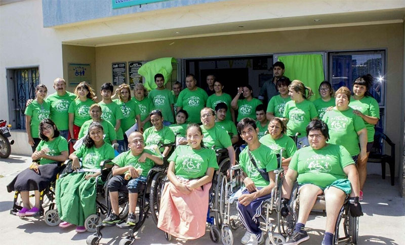 Le prohíben la entrada a piletas y campings públicos a discapacitados