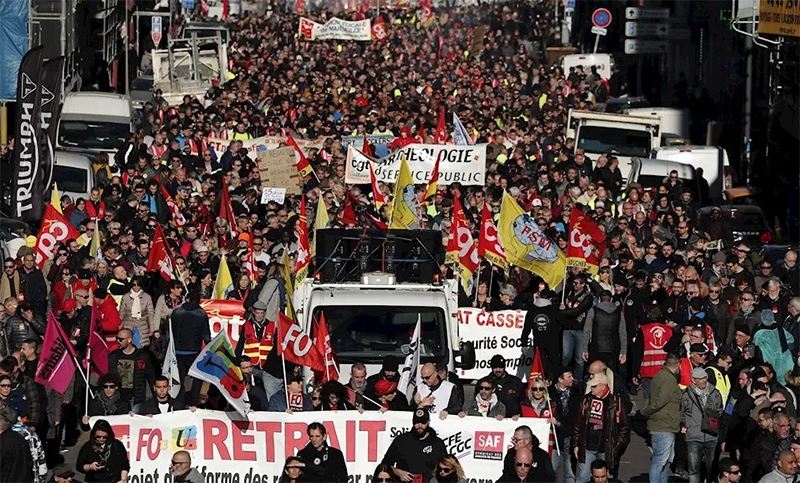 Francia: masiva marcha contra la reforma previsional mientras sigue el paro