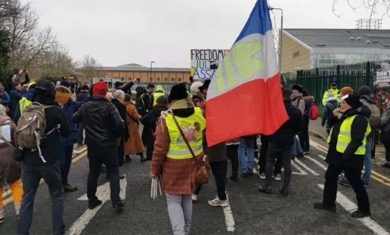 Los chalecos amarillos se movieron a Londres para pedir por Julian Assange