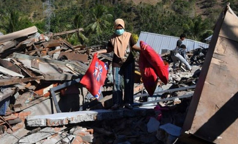 Indonesia sacudida por un temblor y la caída de un puente