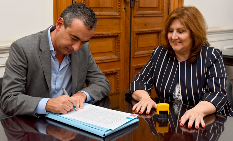 Javkin firmó acta compromiso con la ministra Cantero para combatir la deserción escolar