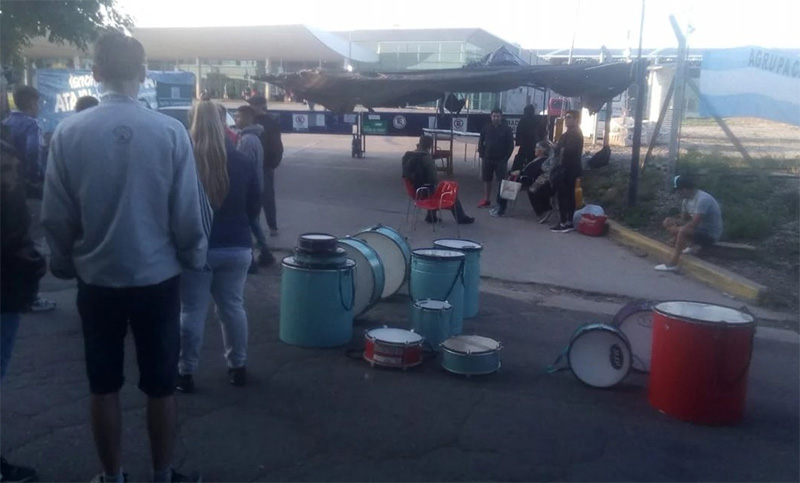 Maleteros protestan y bloquean acceso a la terminal de micros de Mar del Plata