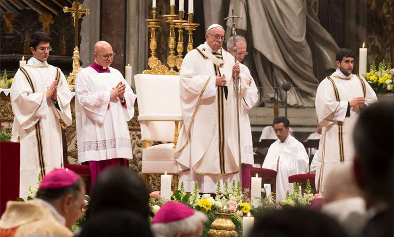 En su primera misa del año, Francisco condenó la violencia contra las mujeres