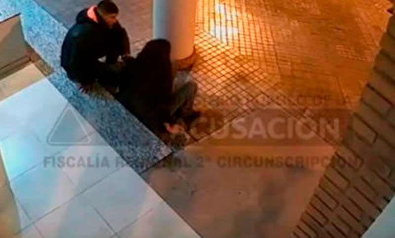 Imputaron al hombre acusado de golpear y abusar de una mujer en plena calle
