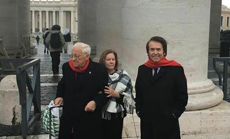 Raphael le regaló un disco de tangos al Papa durante un encuentro en Santa Marta