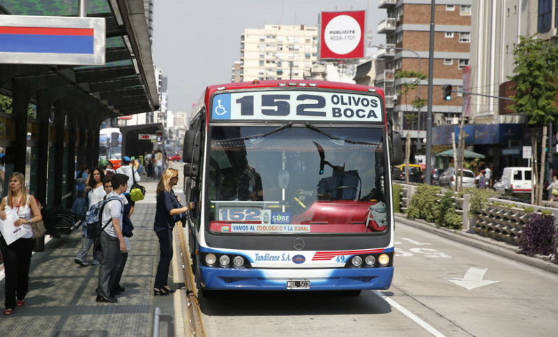 El Gobierno congeló tarifas de colectivos y trenes en Buenos Aires