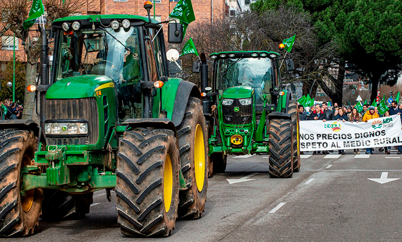 Miles de tractores cortaron rutas en España en protesta por la crisis del sector agrícola