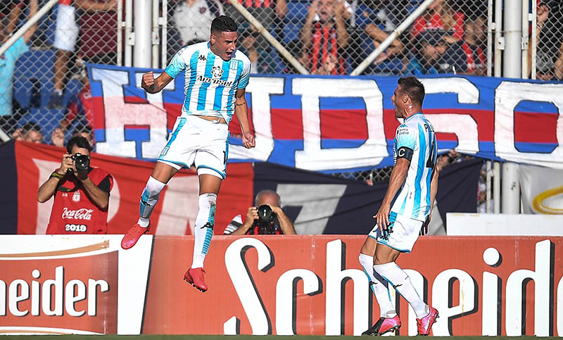 Racing derrotó a San Lorenzo y trepa en la tabla
