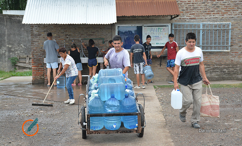 Indignación entre vecinos de Pérez obligados a autoabastecerse de agua potable