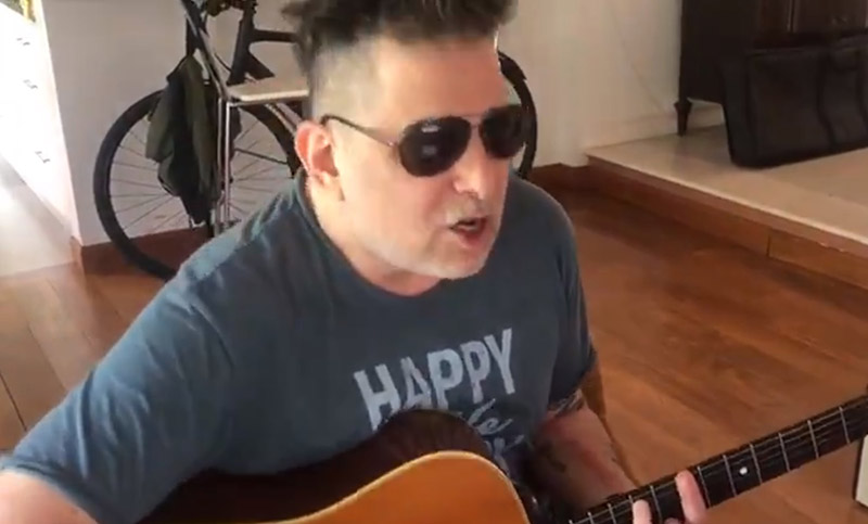 Calamaro le dedicó una canción a Maradona, en su regreso al estadio de Independiente