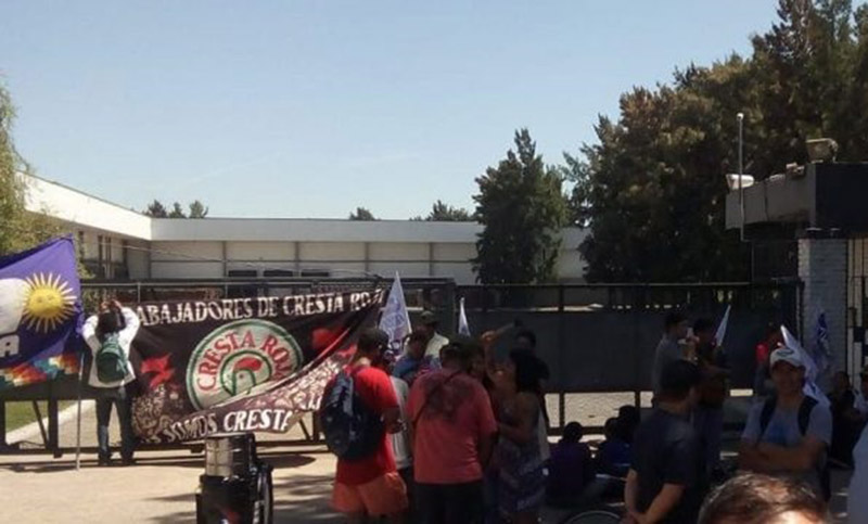 La policía de Buenos Aires reprimió a trabajadores de Cresta Roja que pedían reincorporación de despedidos 