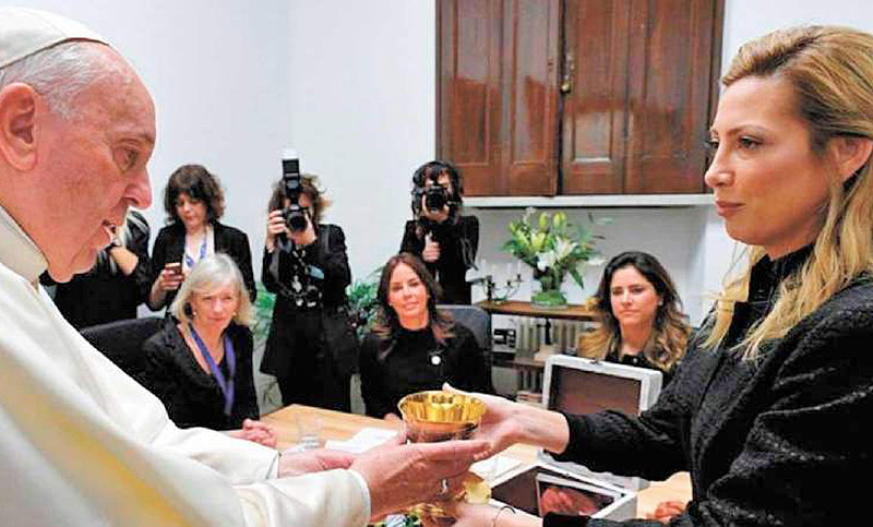 El papa Francisco devolvió el cáliz de la misa en la que participaron Fernández y Macri