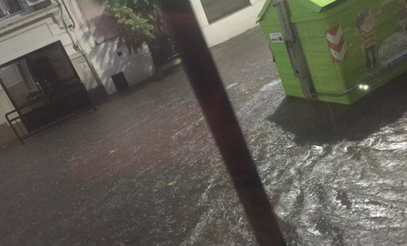La esperada lluvia dejó calles anegadas en Rosario