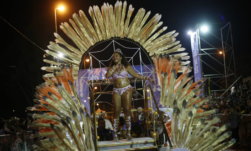 En una noche fresca pero con mucho ritmo, comenzó el Carnaval rosarino