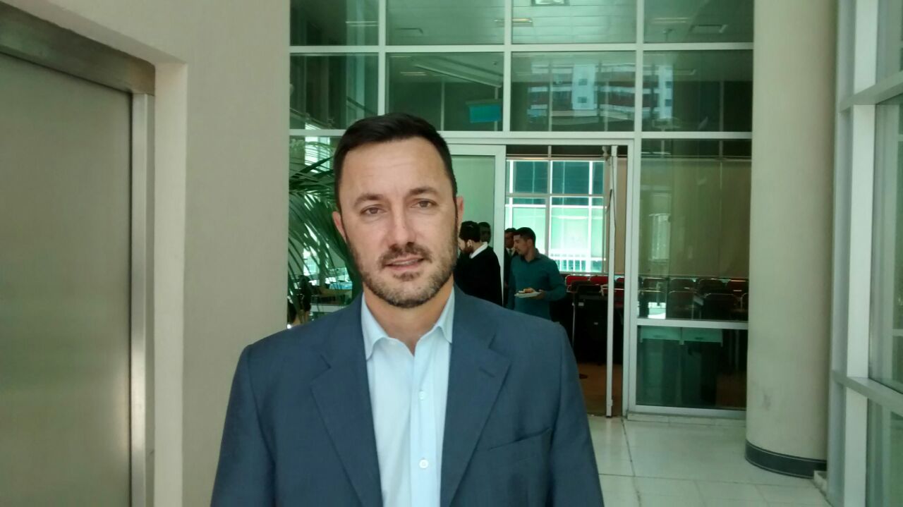 Diputados opositores sostienen que una resolución elimina el certificado de alumno regular para el cobrar ayuda escolar