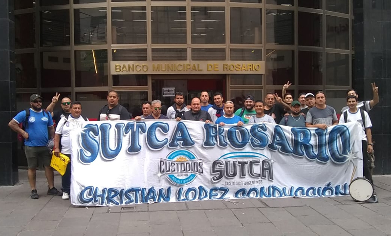 Custodios de Rosario se manifestaron frente al Banco Municipal