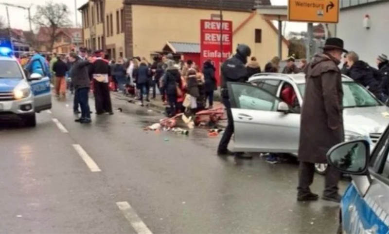 Al menos 15 heridos por la embestida de un auto contra un desfile de carnaval en Alemania