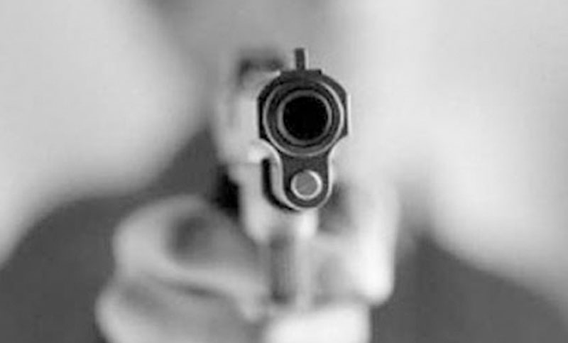 Violencia de género: le gatilló dos veces en la cabeza pero no salieron los disparos
