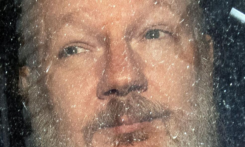 Más de cien médicos exigen que se le brinde atención sanitaria urgente a Assange
