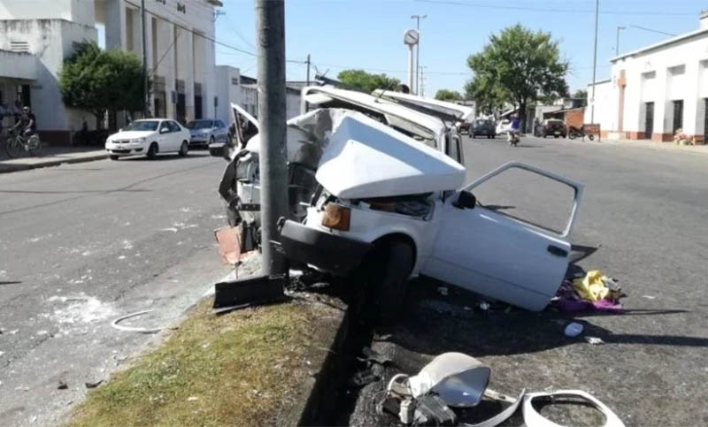 Impactante choque contra un poste de luz frente al Cementerio La Piedad