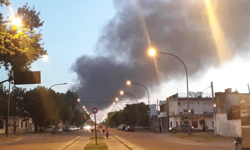 Un incendio en una fábrica llenó de humo diferentes zonas de la ciudad