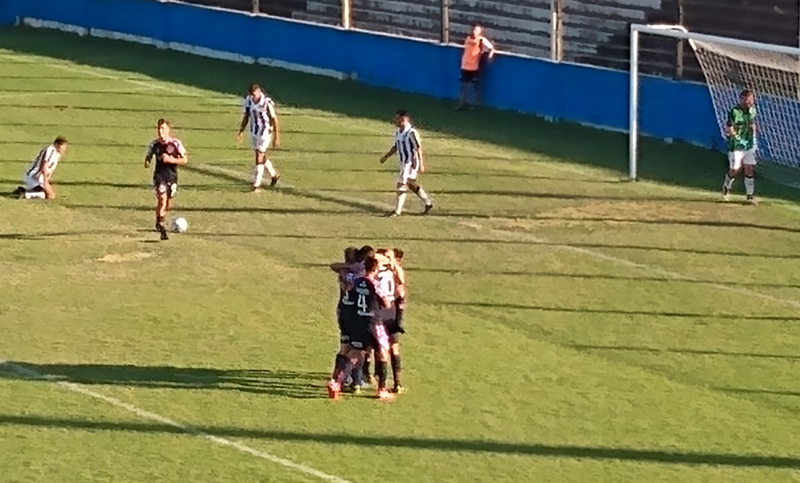 Central Córdoba se despachó con una goleada 4 a 0 para ganar por primera vez en el torneo