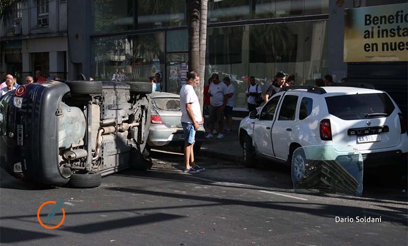 Espectacular choque y vuelco en avenida Pellegrini