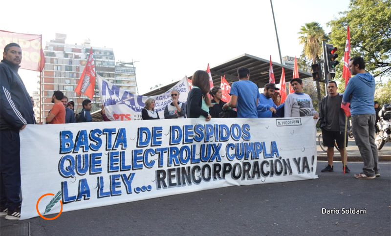 Despedidos de Electrolux cortaron Corrientes y San Luis para pedir su reincorporación