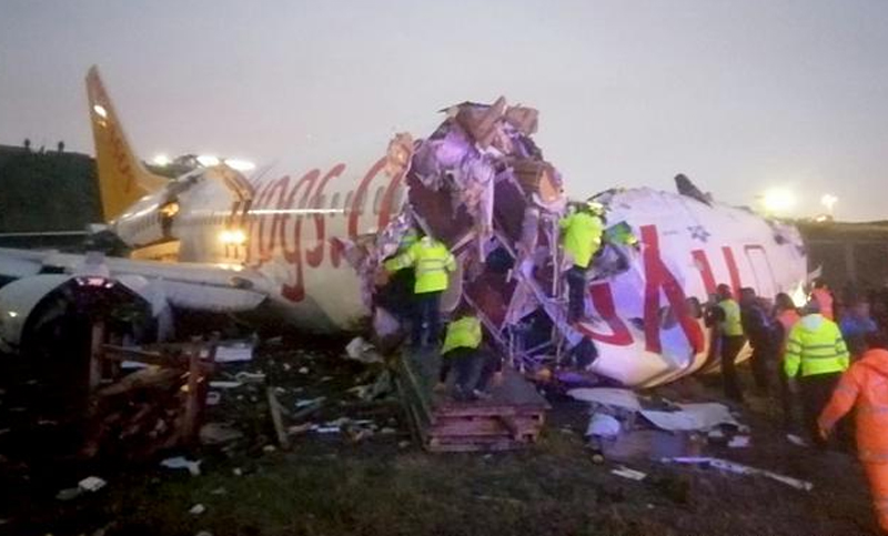 Un avión se incendió y se partió en tres pero ninguno de las 177 personas a bordo falleció
