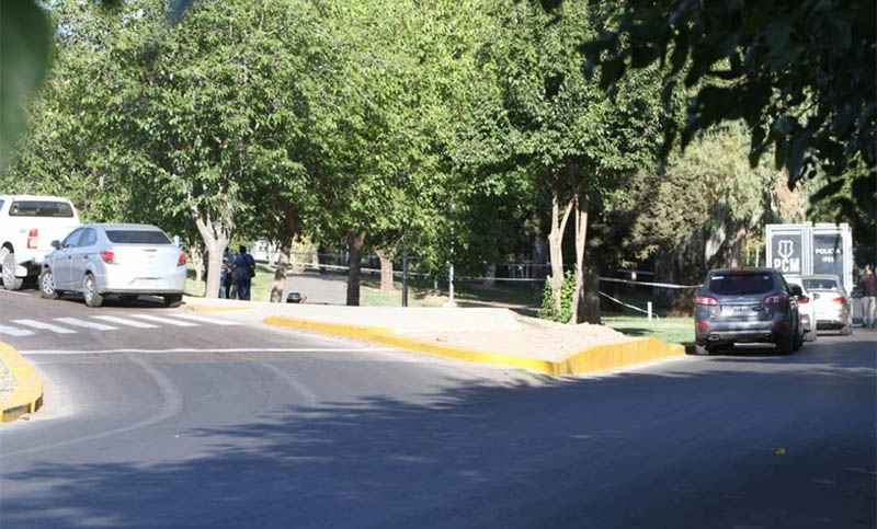 Encuentran muerta y semidesnuda a una joven en el Acceso Este de Mendoza