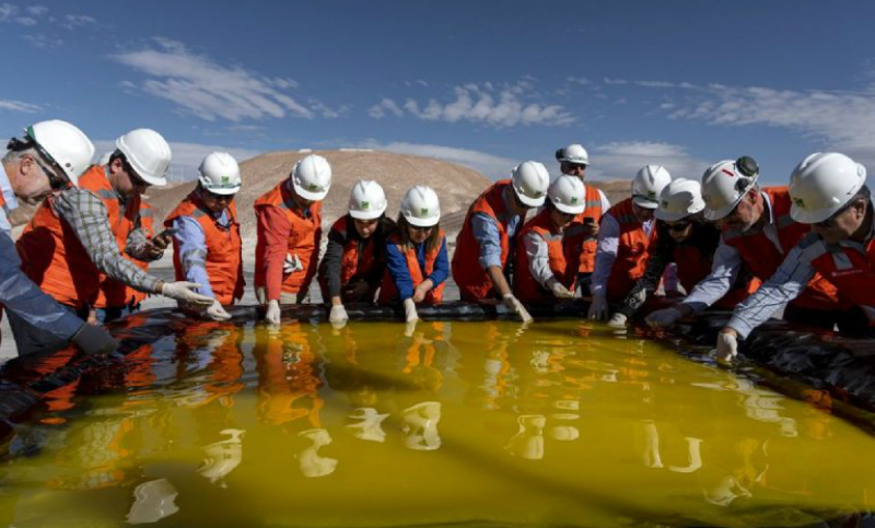 Fondo dirigido por Bill Gates invierte en la sostenibilidad de la minería del litio