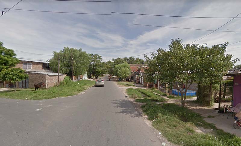 Una mujer murió al quedar en medio de una balacera