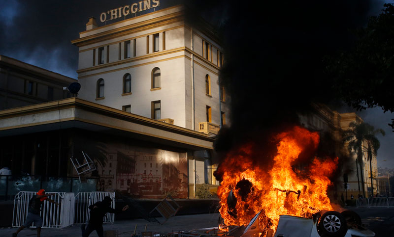 Chile: saqueos, incendios y pedradas en protesta durante la primera noche del Festival de Viña del Mar