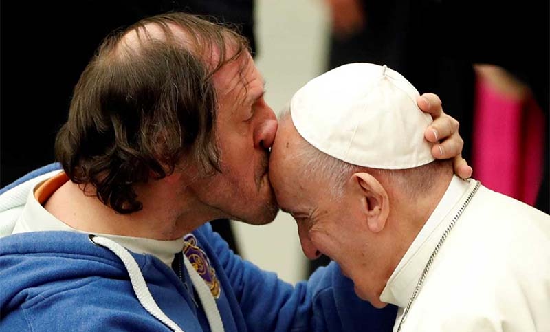 ¿Quién es el hombre que besó en la frente al Papa Francisco?
