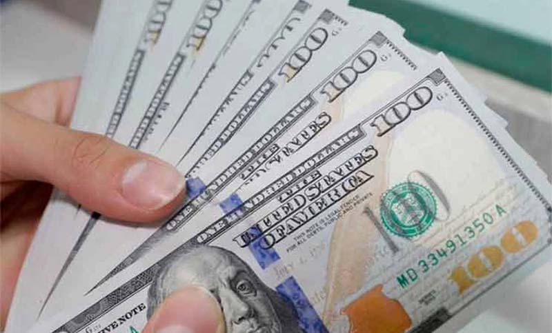 En medio de la tensión por la deuda, el dólar sube en el mercado mayorista y en los bancos