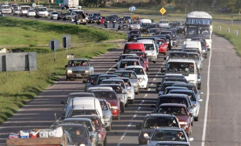 La ruta 2 colapsada de vehículos hacia la Costa Atlántica