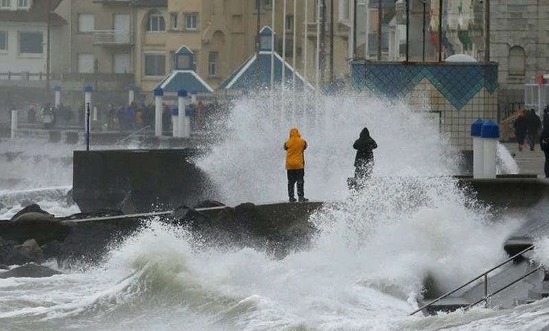 La tormenta Ciara provoca en Europa cortes eléctricos, cancelación de vuelos y daños en las calles