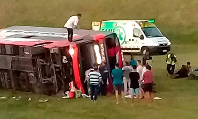 Dos muertos y 30 heridos al volcar un micro de pasajeros en la autovía 2, en Samborombón